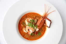 Mezi tradiční asijská jídla patří také pikantní polévka s krevetami.