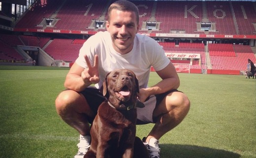 Lukas Poodilski se svým psem na Emirates Stadium v Londýně.
