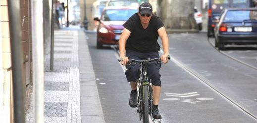 Cyklista porušil hned několik dopravních předpisů. Nyní mu hrozí pokuta až dvacet tisíc korun (ilustrační foto).