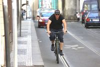 Cyklista porušil hned několik dopravních předpisů. Nyní mu hrozí pokuta až dvacet tisíc korun (ilustrační foto).