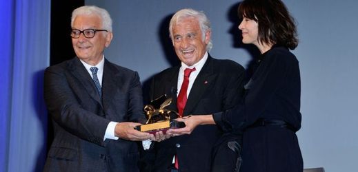 Francouzský herec Jean-Paul Belmondo přebírá cenu za celoživotní dílo.