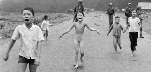 Vietnamská dívka prchá z napalmem zasažené vesnice. 