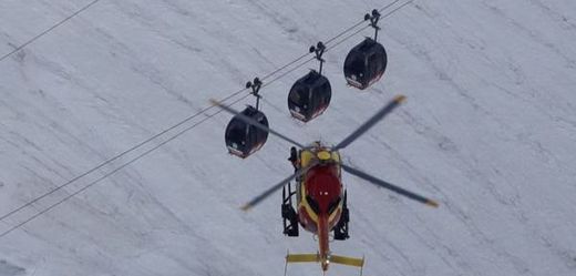 Na záchranu turistů byly vyslány vrtulníky. 