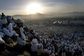 Muslimové modlící se směrem k planině, které vévodí Vrch slitování (Džabal ar-rahma).