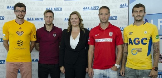 Karolína Topolová, generální ředitelka AAA Auto (uprostřed) společně s fotbalisty.