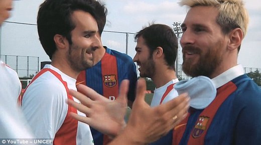 Přátelské podání rukou po zápase Barcelony proti španělské nevidomé reprezentaci.