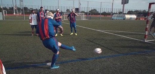 Lionel Messi dává penaltu v přátelském utkání proti nevidomým fotbalistům.