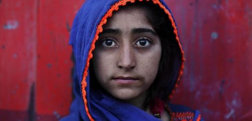 Afghánská dívka v uprchlickém táboře (ilustrační foto).