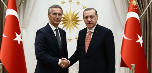 Jens Stoltenberg (vlevo) s tureckým prezidentem Erdoganem.