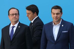 Zleva francouzský prezident François Hollande, italský premiér Matteo Renzi a řecký premiér Alexis Tsipras.