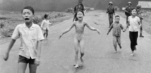 Vietnamská dívka prchá z napalmem zasažené vesnice. 