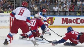 Čeští hokejisté byli po většinu utkání aktivnějším týmem. I Rusové ale uměli zlobit.