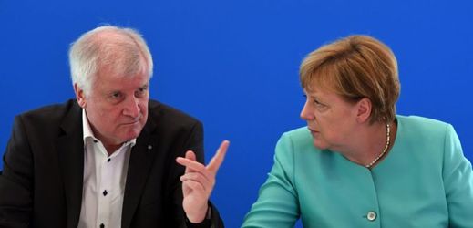 Předseda CSU a bavorský premiér Horst Seehofer (vlevo) s šéfkou CDU kancléřkou Angelou Merkelovou.