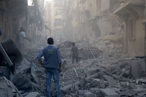 Obléhaná města v Sýrii se mění v ruiny.