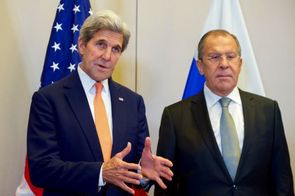 Ministr zahraničních věcí USA John Kerry (vlevo) a jeho ruský protějšek Sergej Lavrov.