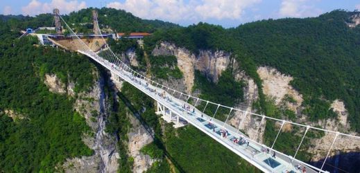 Na snímku nejdelší skleněný most poblíž města čínského Zhangjiajie v provincii Hunan.