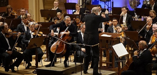 Londýnský symfonický orchestr s dirigentem Gianandreou Nosedou vystoupil 8. září na mezinárodním hudebním festivalu Dvořákova Praha, kde doprovodil violoncellistu Jiřího Bártu (uprostřed).