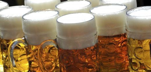 Němec dokázal odnést 27 litrových sklenic naplněných pivem.