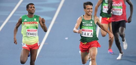 Strhující závěr paralympijského běhu na 1500 metrů ovládl Alžířan Baka.