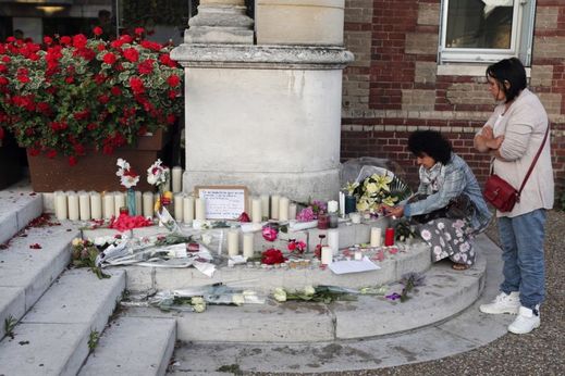 Lidé pokládají květiny u kostela v Saint-Etienne-de-Rouvray u Rouenu, kde byl zavražděn kněz.
