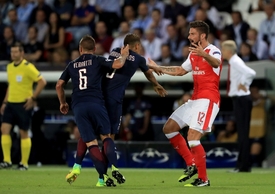 Arsenal jenom remizoval na půdě pařížského PSG, Petr Čech nechytal.
