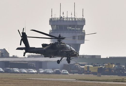 Americký vrtulník AH-64 Apache.