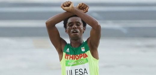 Etiopský maratonec Feyisa Lilesa.