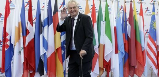 Prezident Miloš Zeman trpí polyfunkční neuropatií, vyznačující se necitlivostí nohou od kotníků dolů. Kvůli nemoci používá hlava státu při chůzi hůlku.