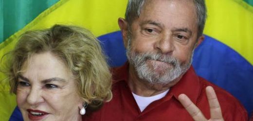 Bývalý brazilský prezident Luiz Inácia Lula je společně se svou manželkou obžalován z dávání či přijímání úplatků a praní špinavých peněz.