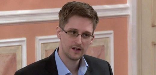 Edward Snowden vyjádřil přesvědčení, že jakmile prý své úřady opustí lidé, kteří chtěli jen chránit své posty a své kariéry, "stane se zcela očividným, že válka s informátory neodpovídá zájmům USA".