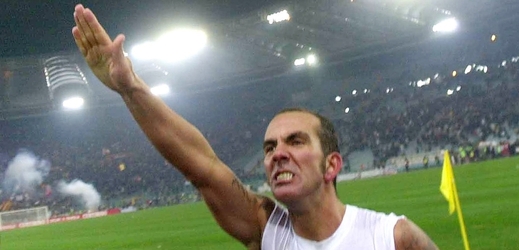Televizní stanice Sky Sport ukončila spolupráci s bývalým italským fotbalistou a trenérem Paolem Di Caniem kvůli tomu, že ve vysílání ukázal fašistické tetování. 