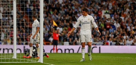 Ačkoli fanoušci Realu Madrid slavili velký obrat v závěru utkání se Sportingem Lisabon, hlavní hvězda týmu Cristiano Ronaldo po vydřené výhře 2:1 v úvodním kole Ligy mistrů zvedal varovně prst. 