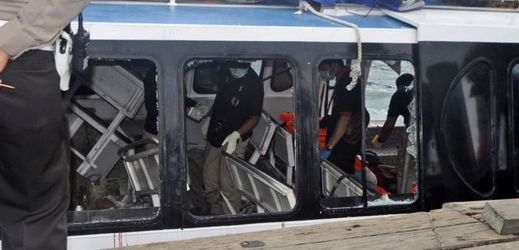 Při explozi lodi na Bali zahynuli nejméně dvě turistky.