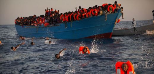 Záchrana uprchlíků připlouvajících na lodi.