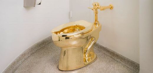 Zlatou toaletu vytvořil italský umělec Maurizio Cattelan.