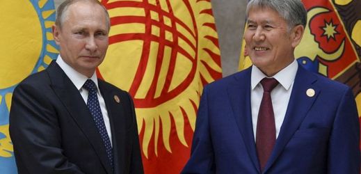 Vladimir Putin (vlevo) s kyrgyzským prezidentem na zasedání v Biškeku. 