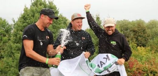 Český tým vyhrál mistrovství světa v lovu kaprů.