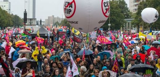 Desítky tisíc lidí demonstrují v německých městech proti dohodám o volném obchodu.