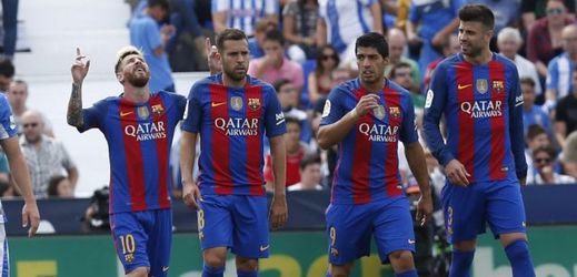 Fotbalisté Barcelony se radují ze vstřelené branky.