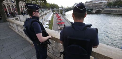 Policejní hlídka v Paříži.