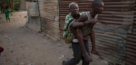 Středoafrickou republiku sužuje násilí. Obyvatelé utíkající z místa boje (ilustrační foto).
