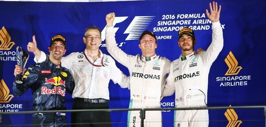 Ve Velké ceně Singapuru zvítězili Rosberg. Za ním dojeli Ricciardo a Hamilton.