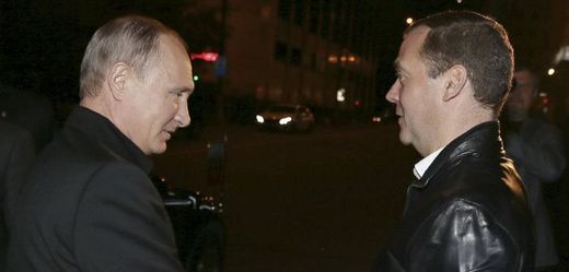 Ruský prezident Vladimír Putin a premiér Alexandr Medvěděv..