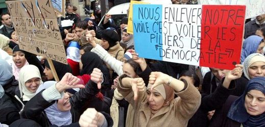 Více než čtvrtina muslimů ve Francii odmítá republikánské hodnoty. 