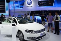 Volkswagen Passat na autosalonu v Čínském Shenzenu (ilustrační foto).