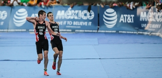 Alastair a Jonathan Brownleeové v cíli mexického závodu.