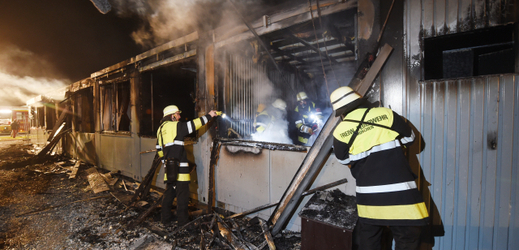 Útoků proti ubytovacím zařízením pro uprchlíky v Německu přibývá (požár v lednu 2016 v ubytovně v Mnichově).