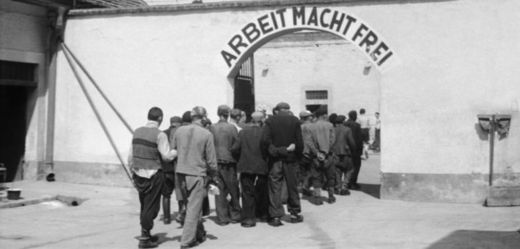 Skupina bývalých vězňů přichází k terezínské Malé pevnosti (archivní snímek z roku 1945). 