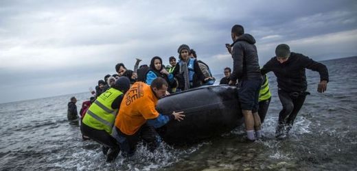 Migranti připlouvají do Evropy.