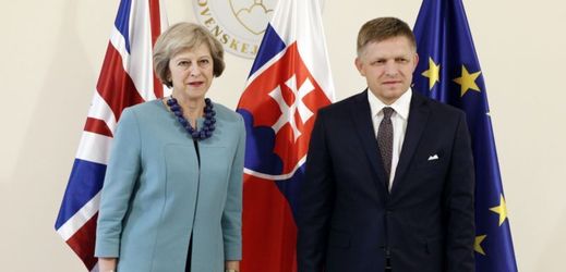 Britská premiérka Theresa Mayová a její slovenský protějšek Robert Fico.